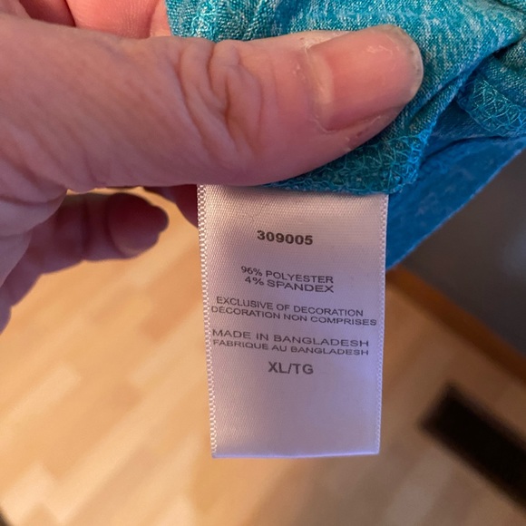 A champion shirt, in an XL. Green in colour. Comes with thumb holes. - Picture 4 of 6